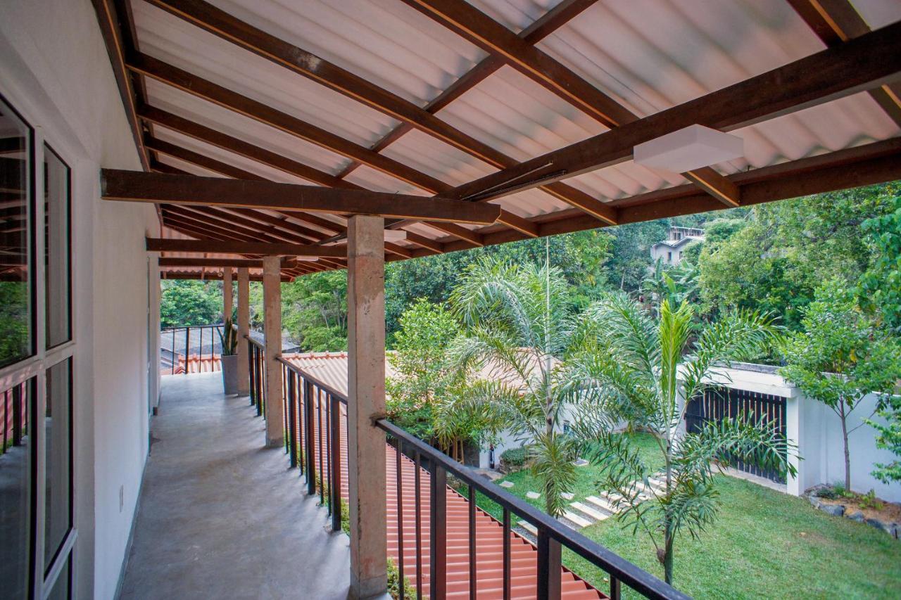 Hotel Pineview Unawatuna Esterno foto