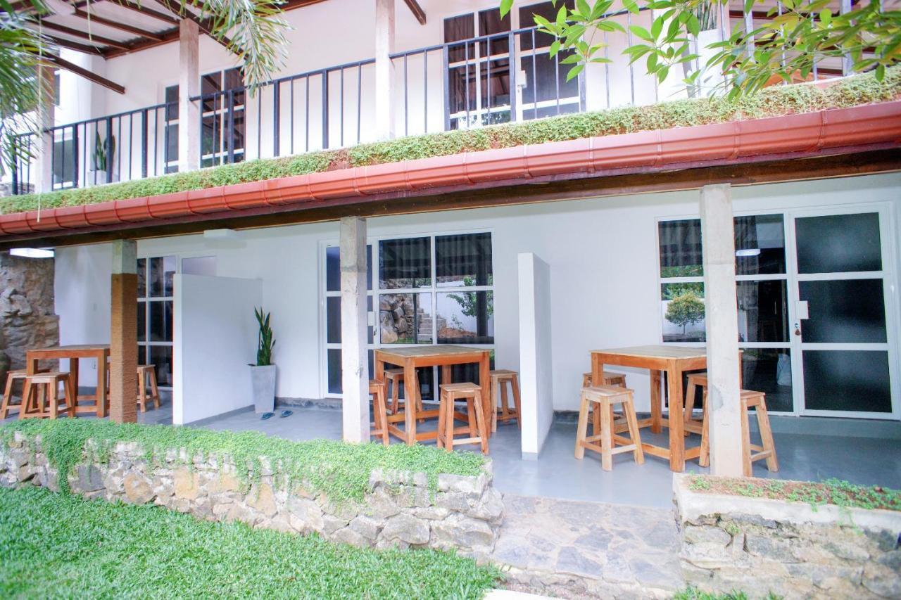 Hotel Pineview Unawatuna Esterno foto